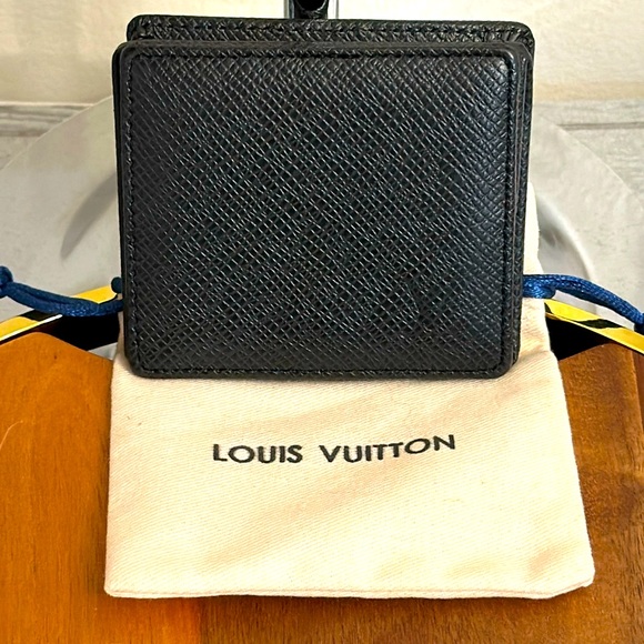 Louis Vuitton Accessories - 6Hr OS Louis Vuitton Black Vernis Coins or crad holder in excellent condition